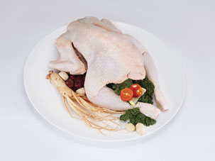 Gà quê đặc biệt được ăn nhân sâm Hàn Quốc]